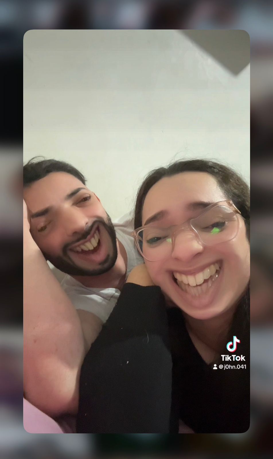 A gente é completamente retardado junto — e eu amo isso! Cada momento que a gente parece ter saído da 5º serie. Mas o melhor de tudo é que, no meio dessa loucura, a gente sabe a hora de se olhar nos olhos e falar sério quando precisa. E é isso que faz a gente dar tão certo: sendo nós mesmos, sem filtro, doidos e verdadeiros.